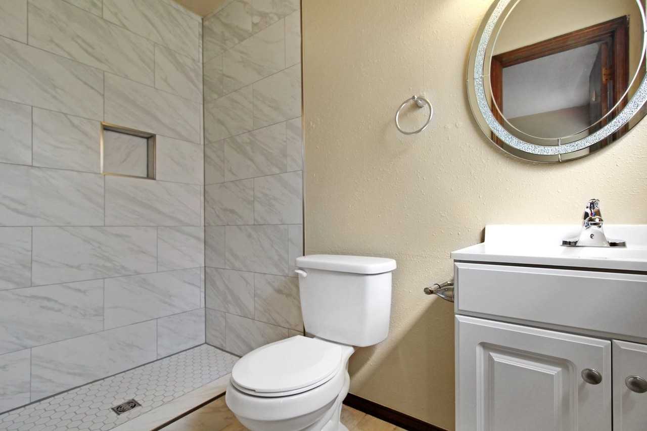 809 W 8th St - Photo 3 of 11