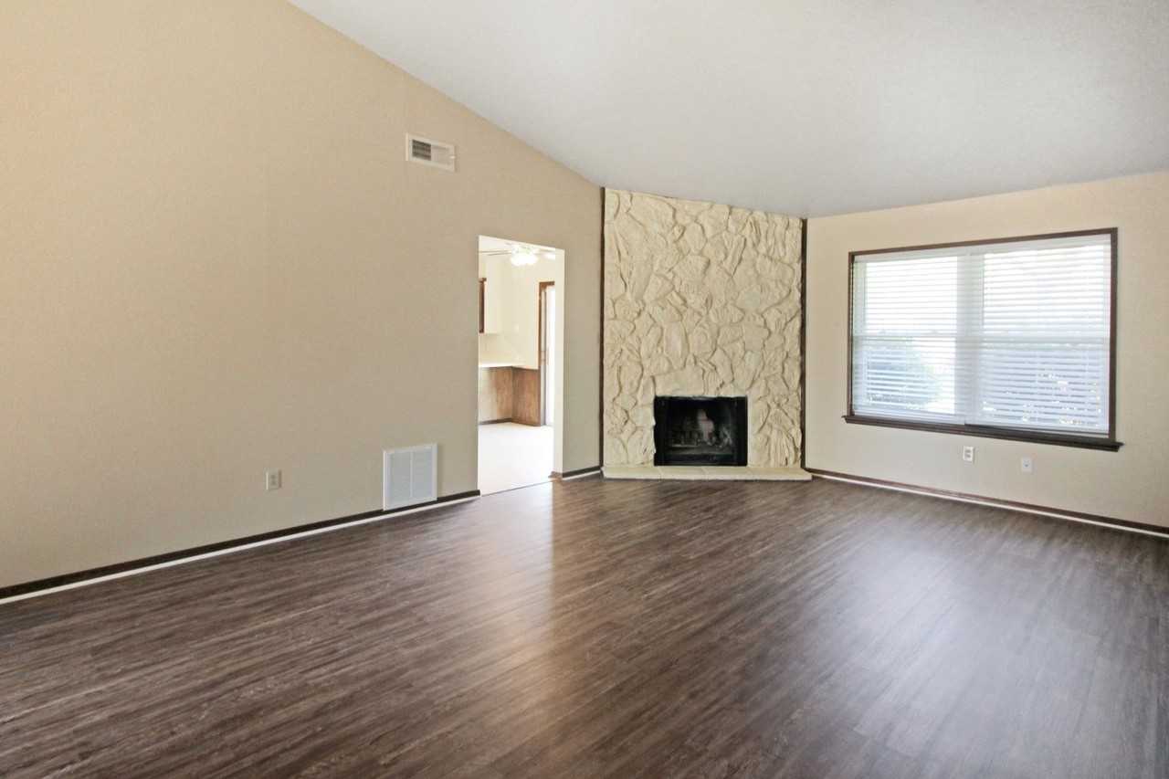809 W 8th St - Photo 4 of 11