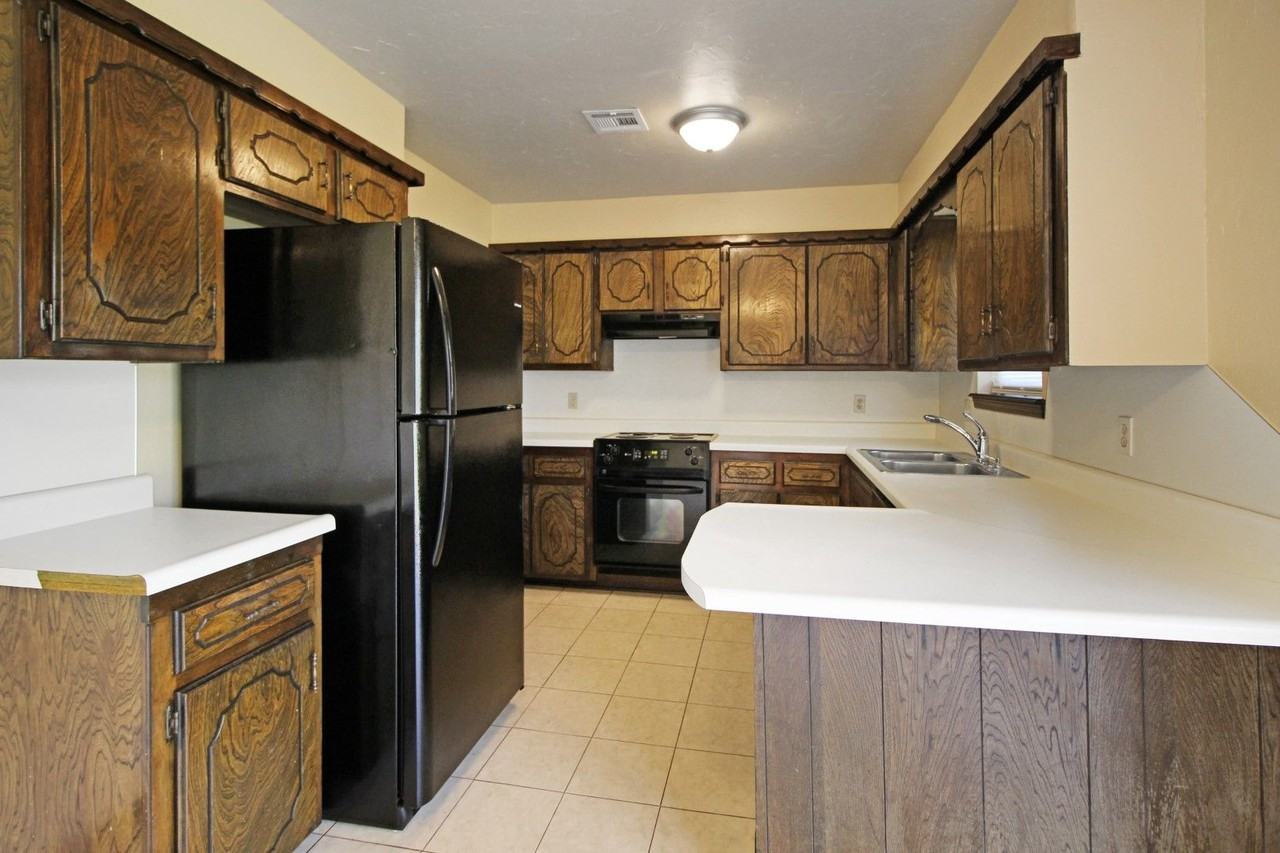 809 W 8th St - Photo 5 of 11