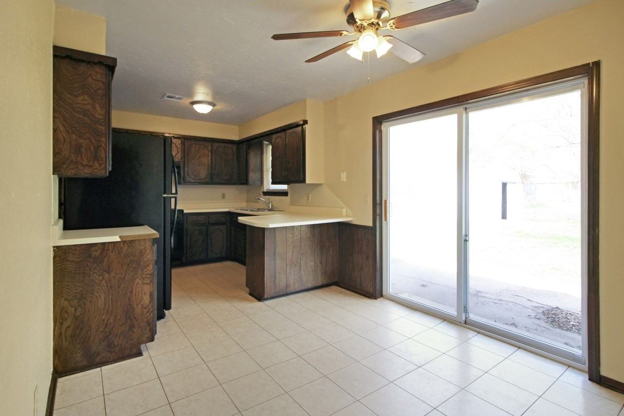 809 W 8th St - Photo 6 of 11