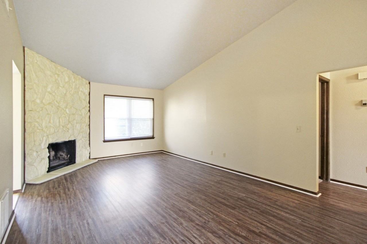 809 W 8th St - Photo 7 of 11