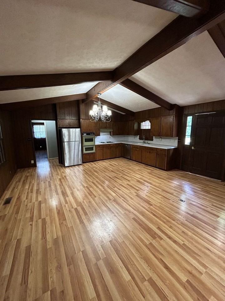 1609 Oak Grove Rd - Photo 3 of 8