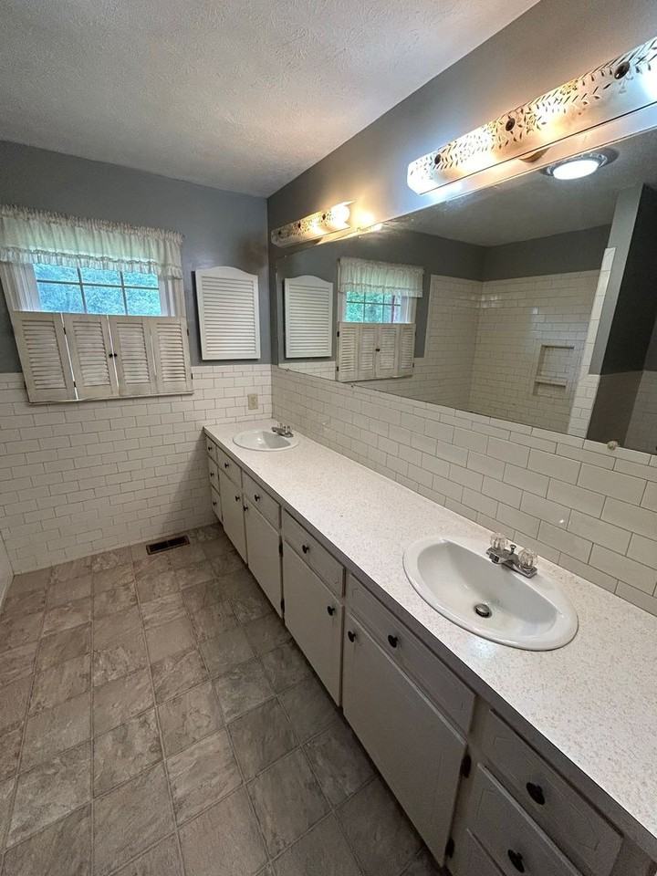 1609 Oak Grove Rd - Photo 6 of 8