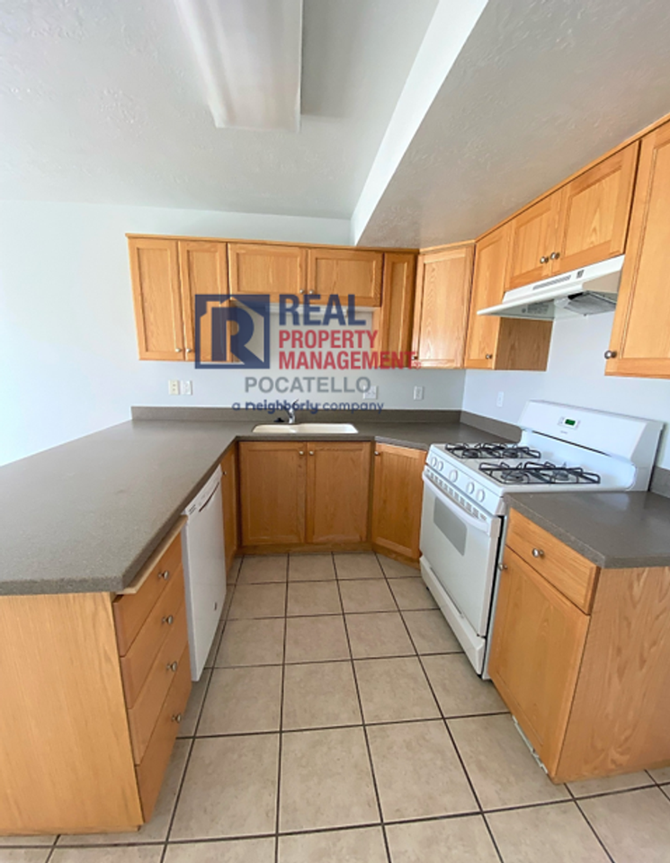 414 Pheasant Ridge Dr Apt B - Photo 2 of 17