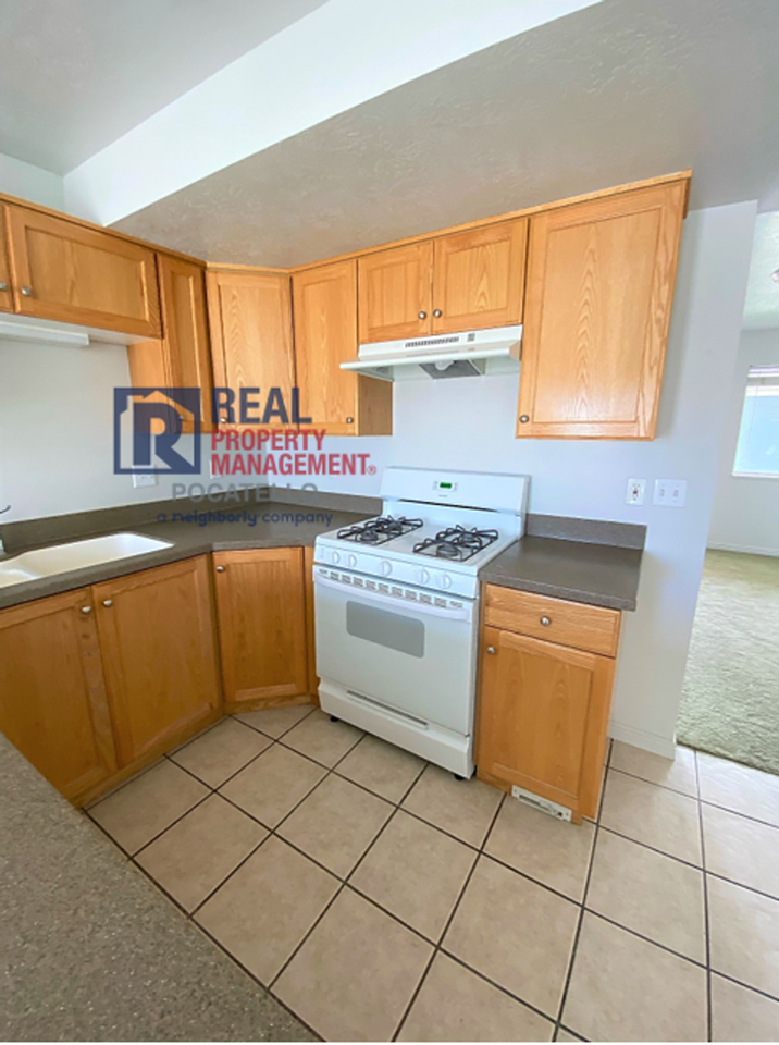 414 Pheasant Ridge Dr Apt B - Photo 3 of 17