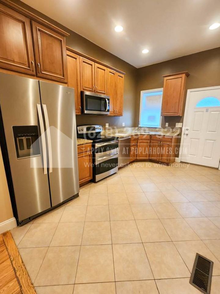 1812 Barclay St - Photo 2 of 24