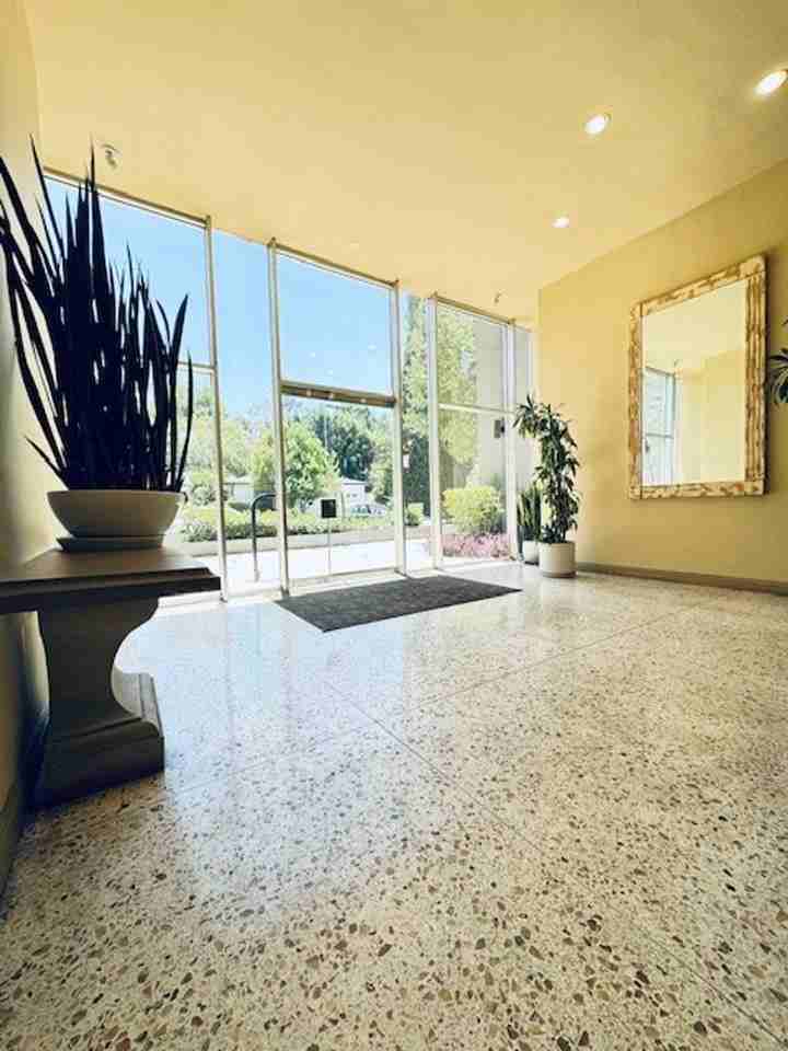 Encino Grand Manor - Photo 4 of 5