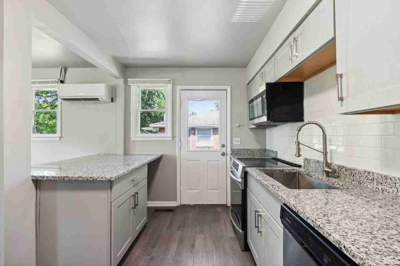 Berkshire_Dr_1921 A &B - Photo 2 of 16