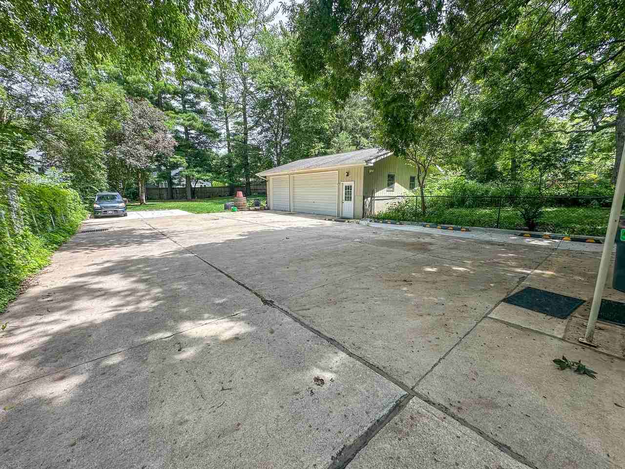 412 Ash Ave - Photo 4 of 38