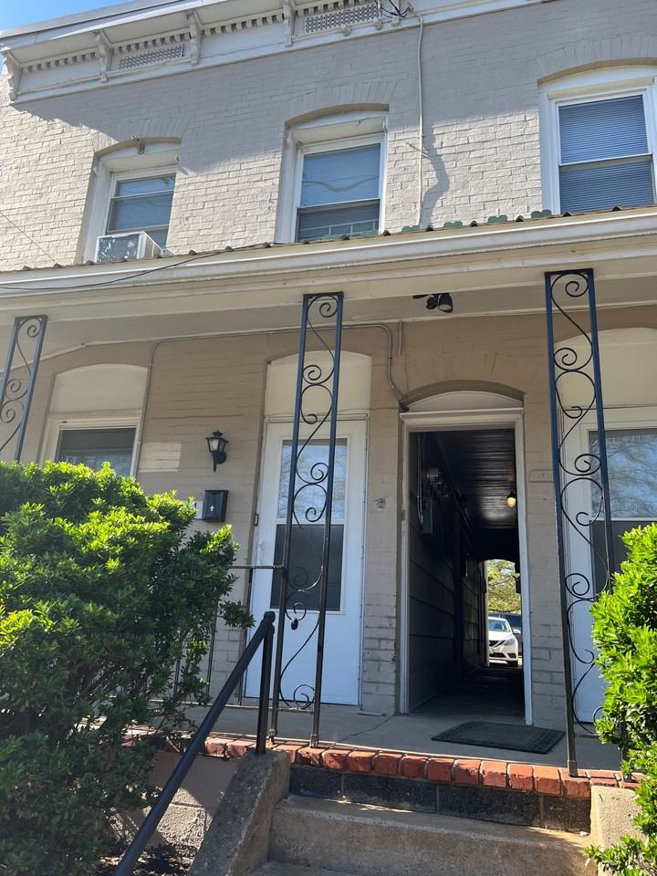 1015 W Leigh St - Photo 2 of 4