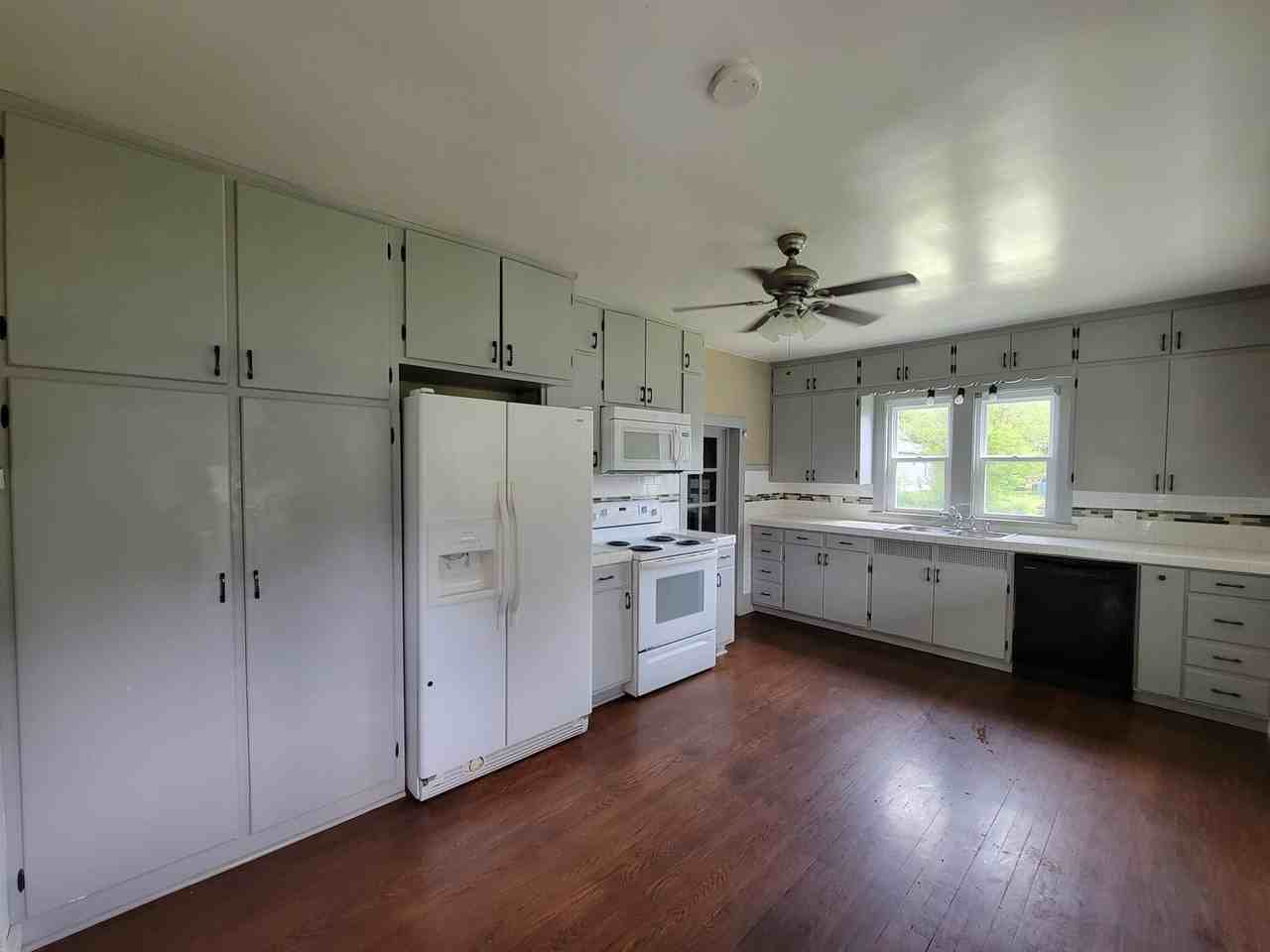 204 Beech St E - Photo 4 of 12