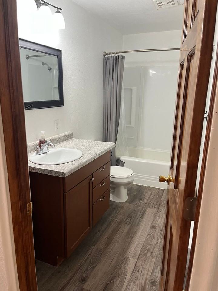 550 1st St E - Photo 4 of 12