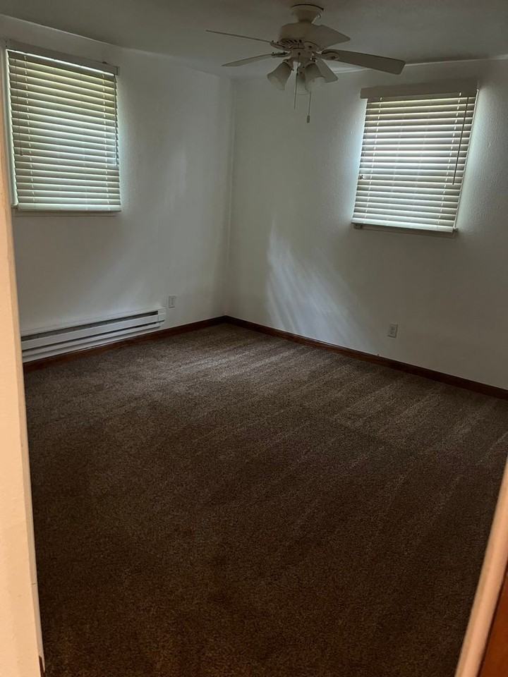 550 1st St E - Photo 7 of 12