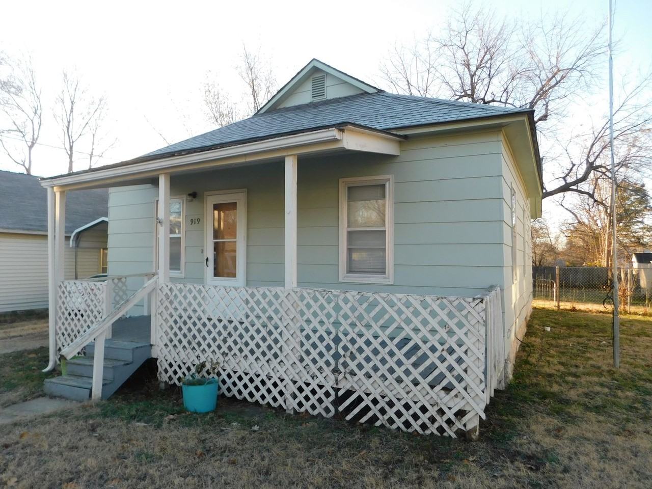 919 W Carr Ave - Photo 2 of 19