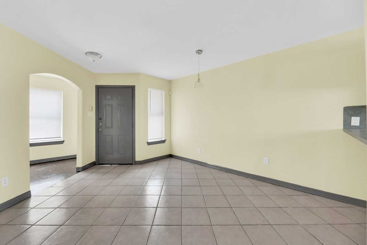 Cherokee Apts - Photo 2 of 15