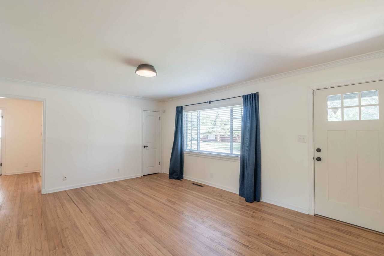4807 E 26th St - Photo 4 of 20