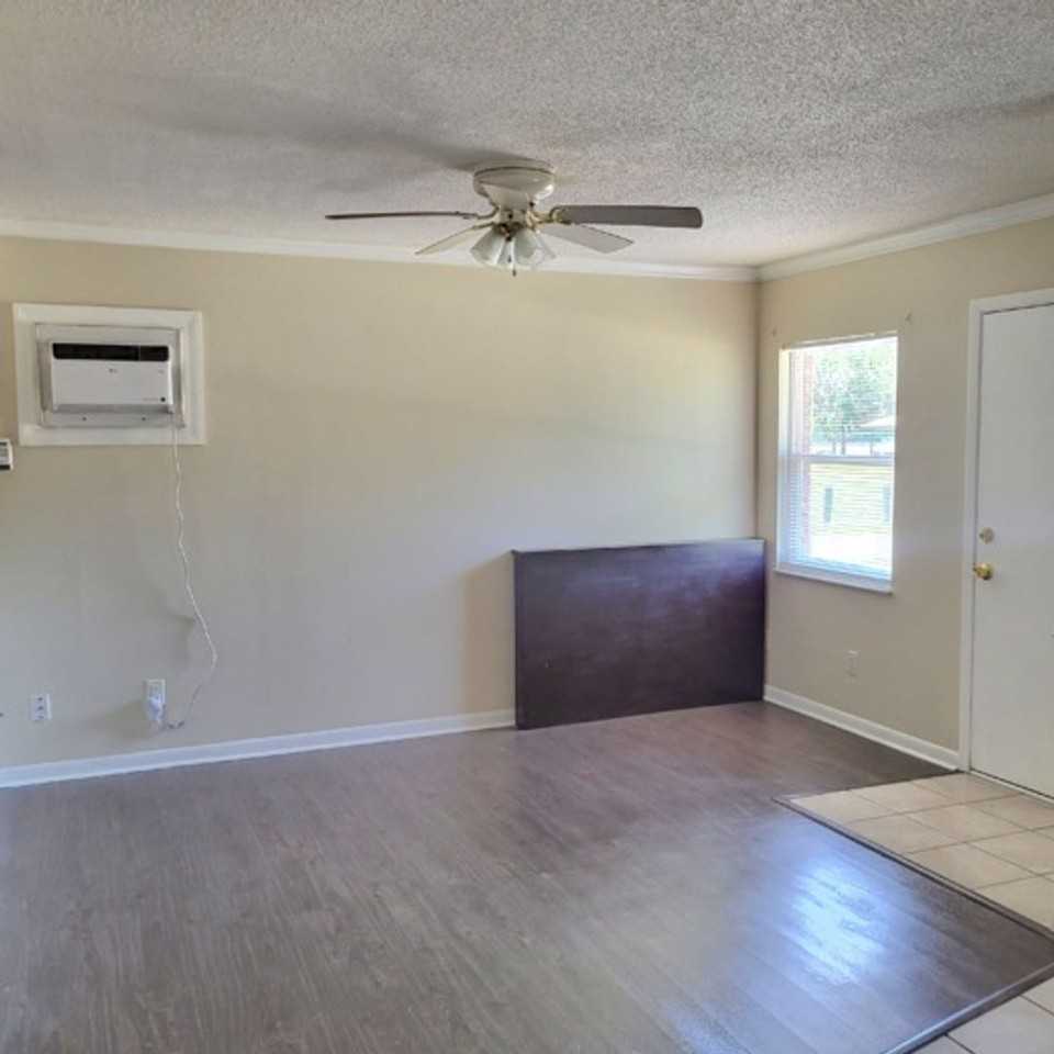 39105 Cardinal Ave - Photo 2 of 11