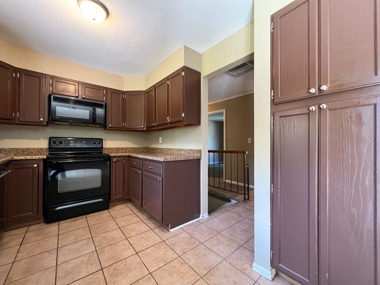 1070 Lilac St - Photo 2 of 23