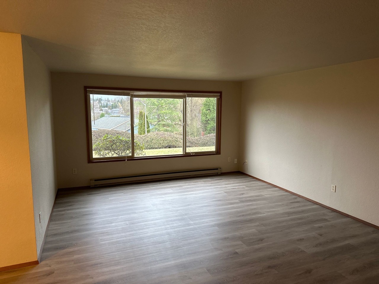 Large Mount Vernon 2 Bed 2 Bath - Photo 4 of 10