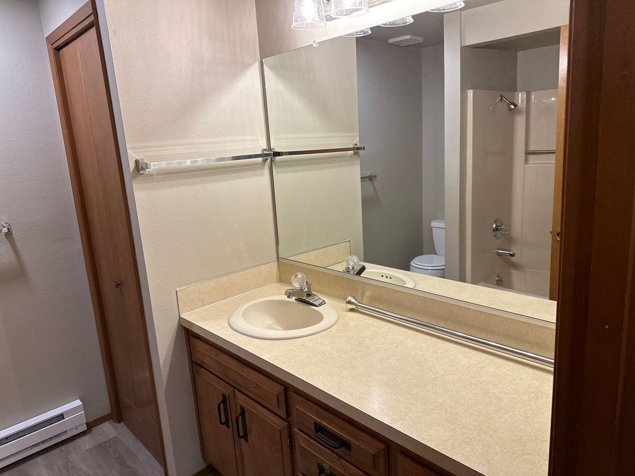 Large Mount Vernon 2 Bed 2 Bath - Photo 7 of 10