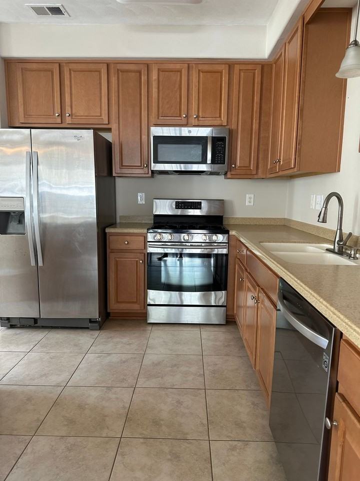 120 Ellis Dr - Photo 3 of 35