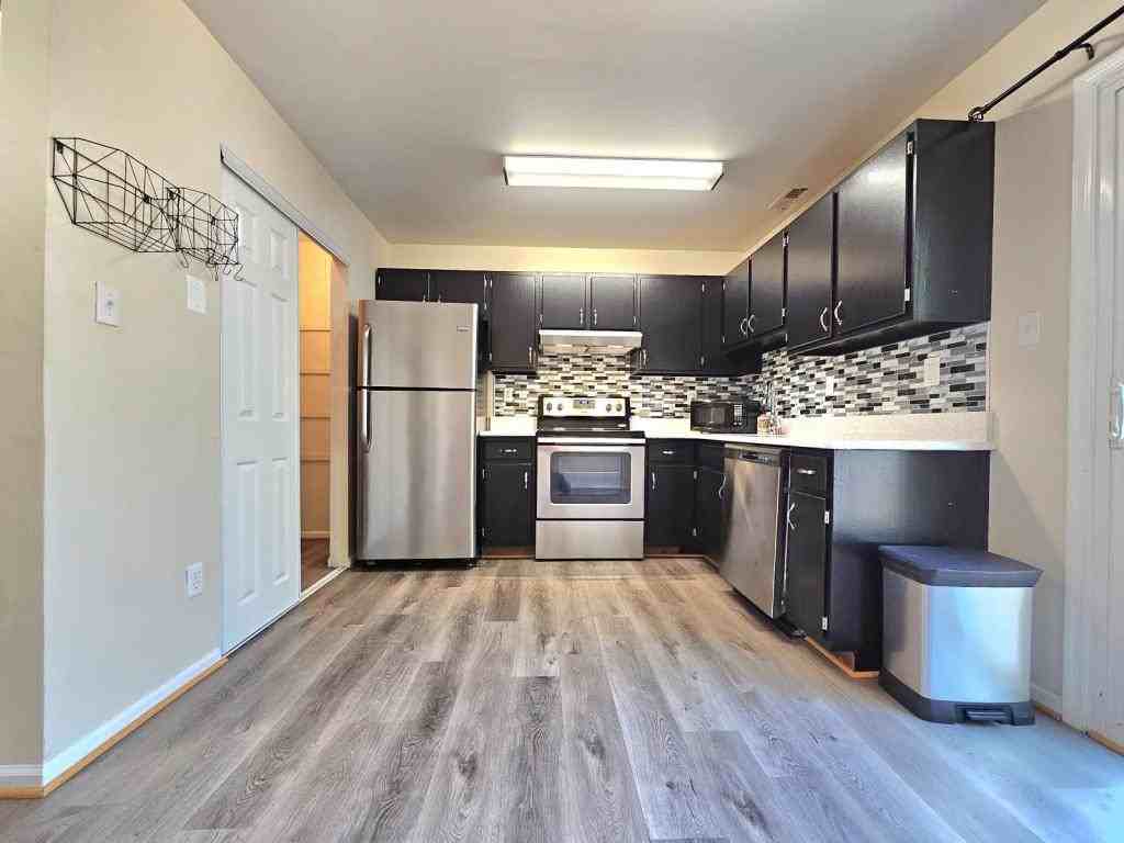 8561 Southlawn Ct - Photo 7 of 24