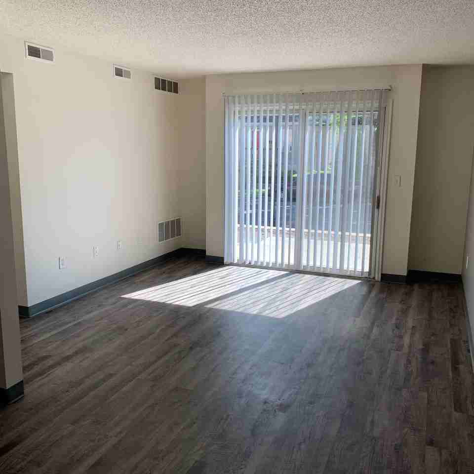 Drake Terrace Apartments - Photo 3 of 22