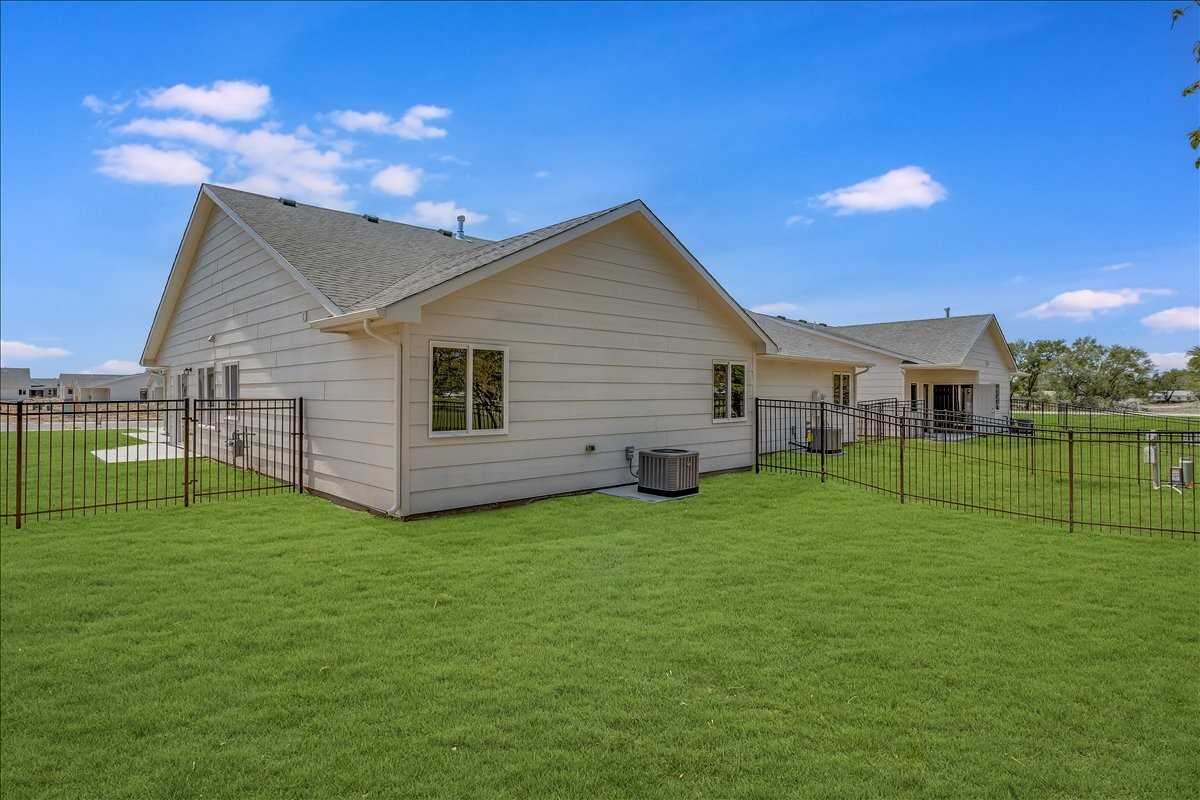 6832 W Kollmeyer St #1 - Photo 3 of 18