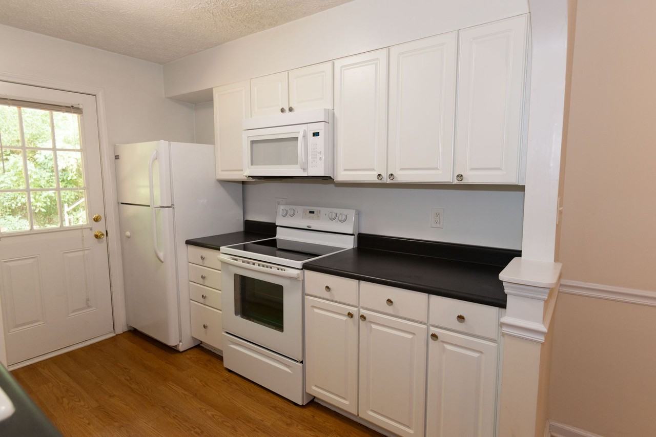 Charming Greenwood Apartments Perfect for Quiet Living - Photo 4 of 8