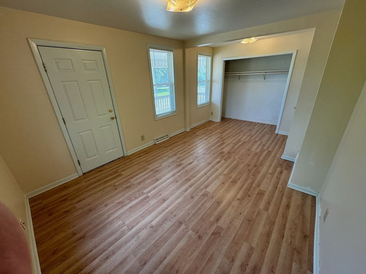 2818 W Saint Paul Ave - Photo 3 of 10