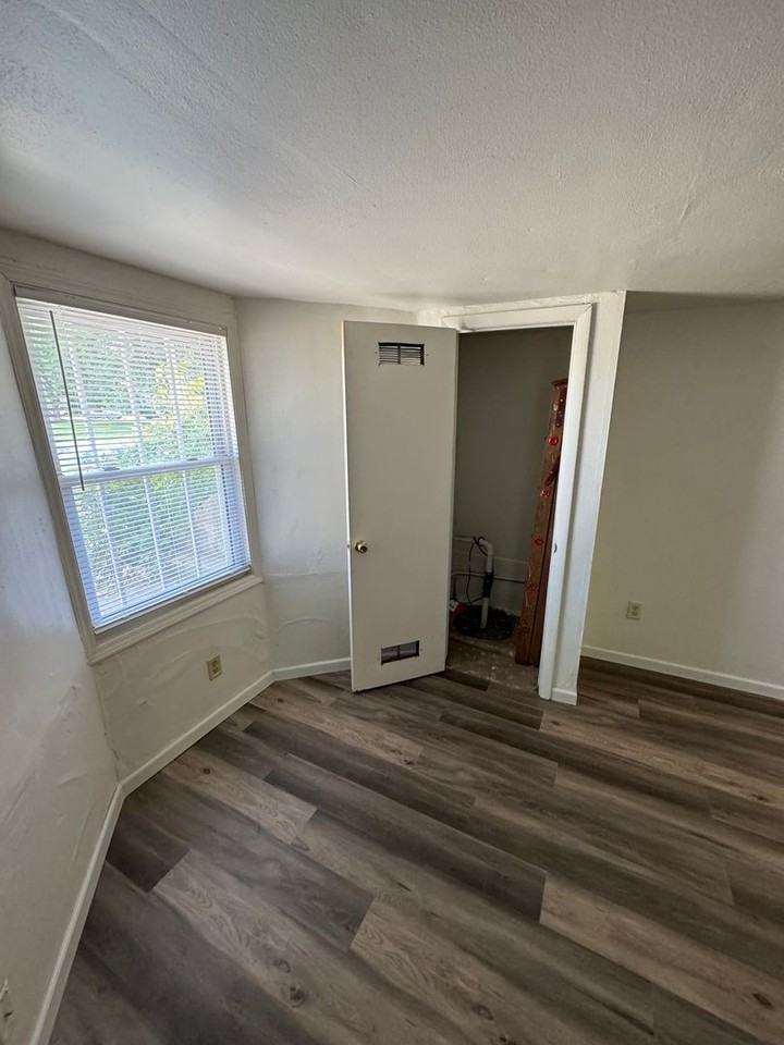 2818 W Saint Paul Ave - Photo 5 of 10