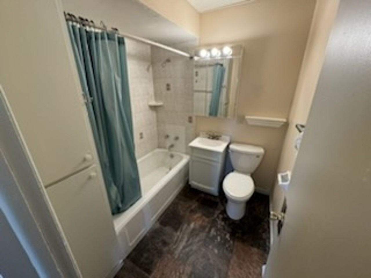 2818 W Saint Paul Ave - Photo 6 of 10