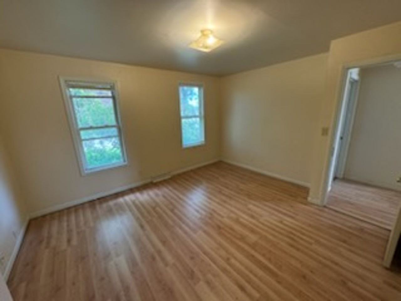 2818 W Saint Paul Ave - Photo 7 of 10