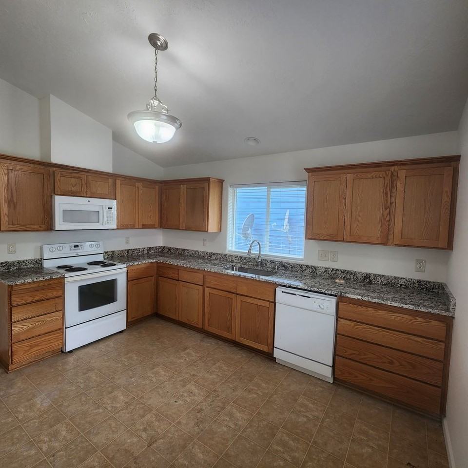 1723 Se 3rd St - Photo 2 of 12