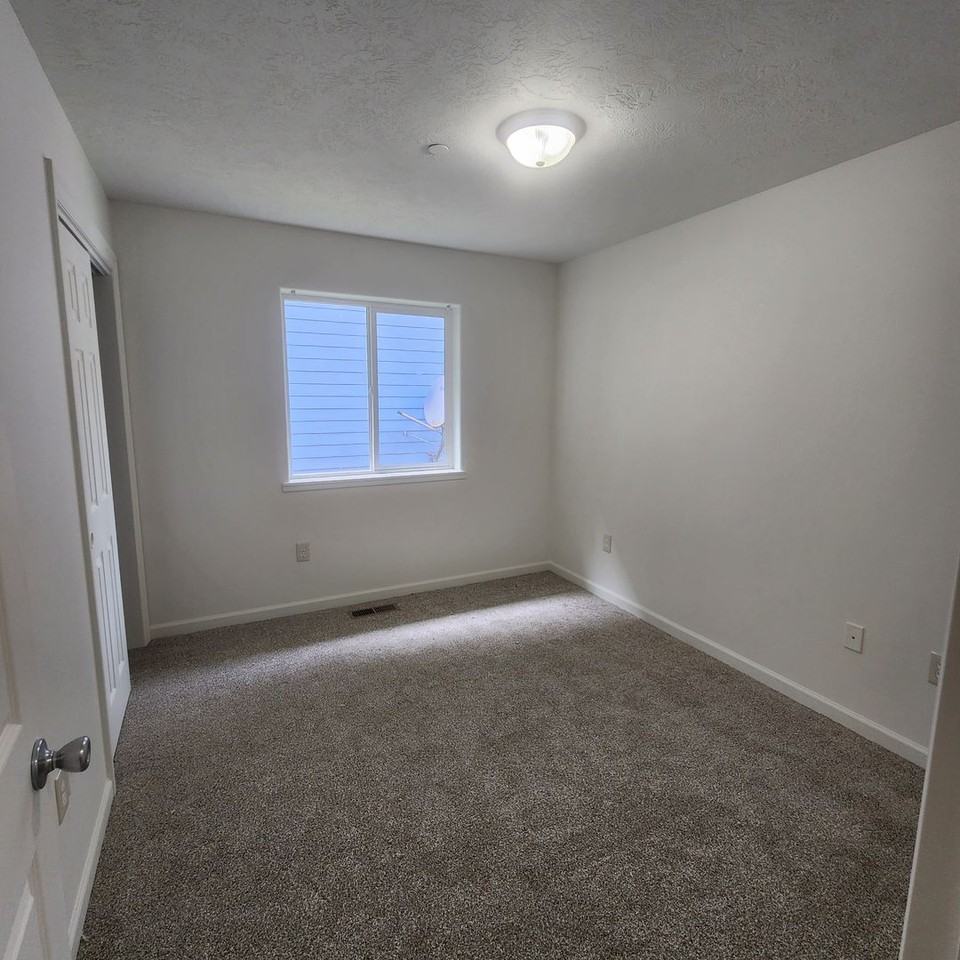 1723 Se 3rd St - Photo 4 of 12