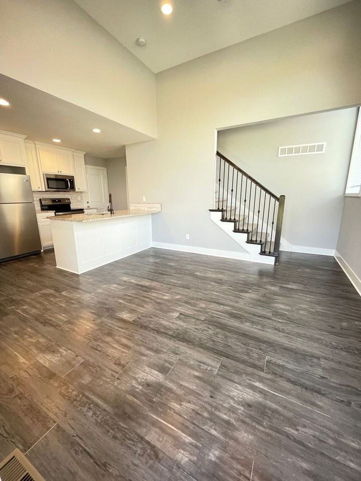 1008 Willow Ln - Photo 3 of 21