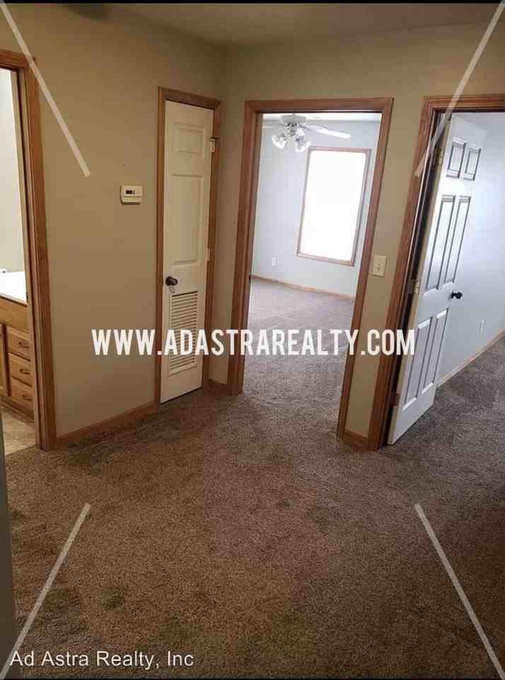 704 Meadow Ct - Photo 3 of 16