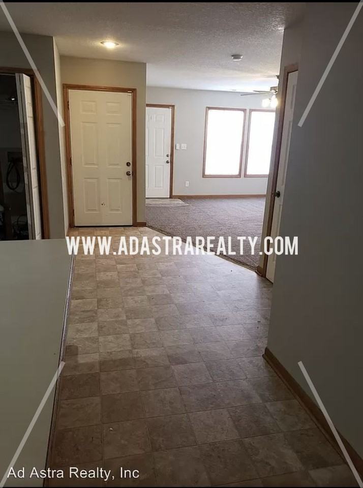 704 Meadow Ct - Photo 4 of 16