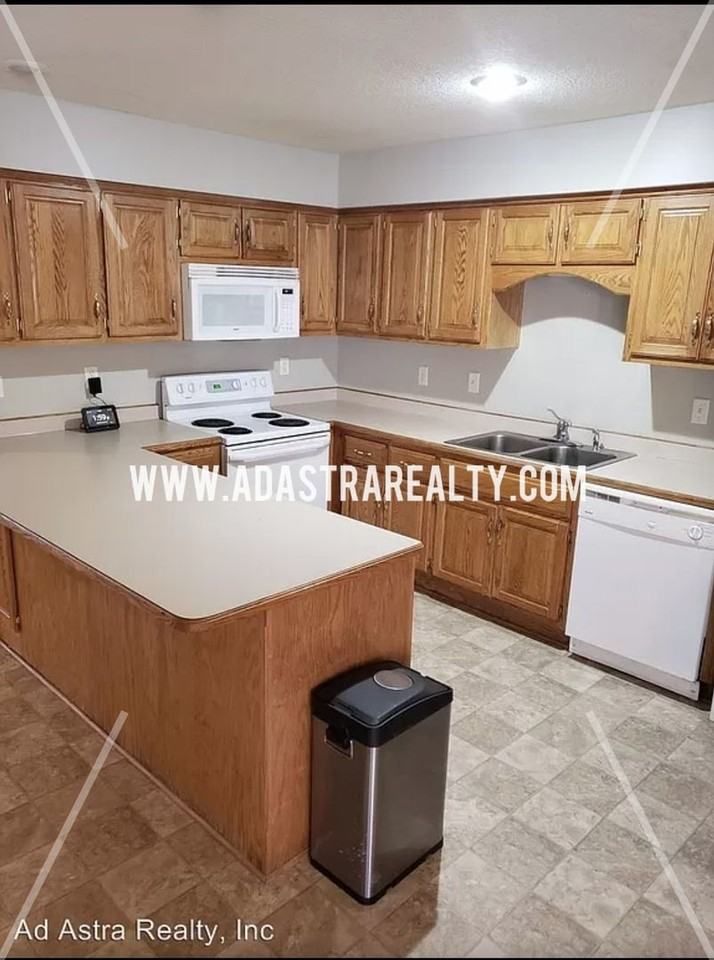 704 Meadow Ct - Photo 5 of 16