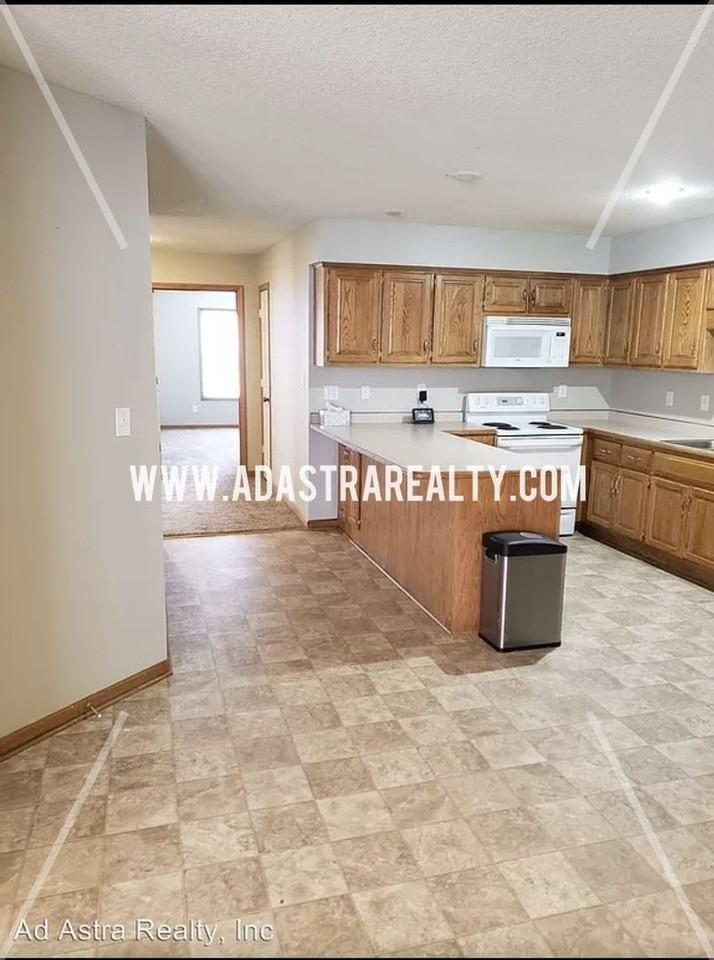 704 Meadow Ct - Photo 6 of 16