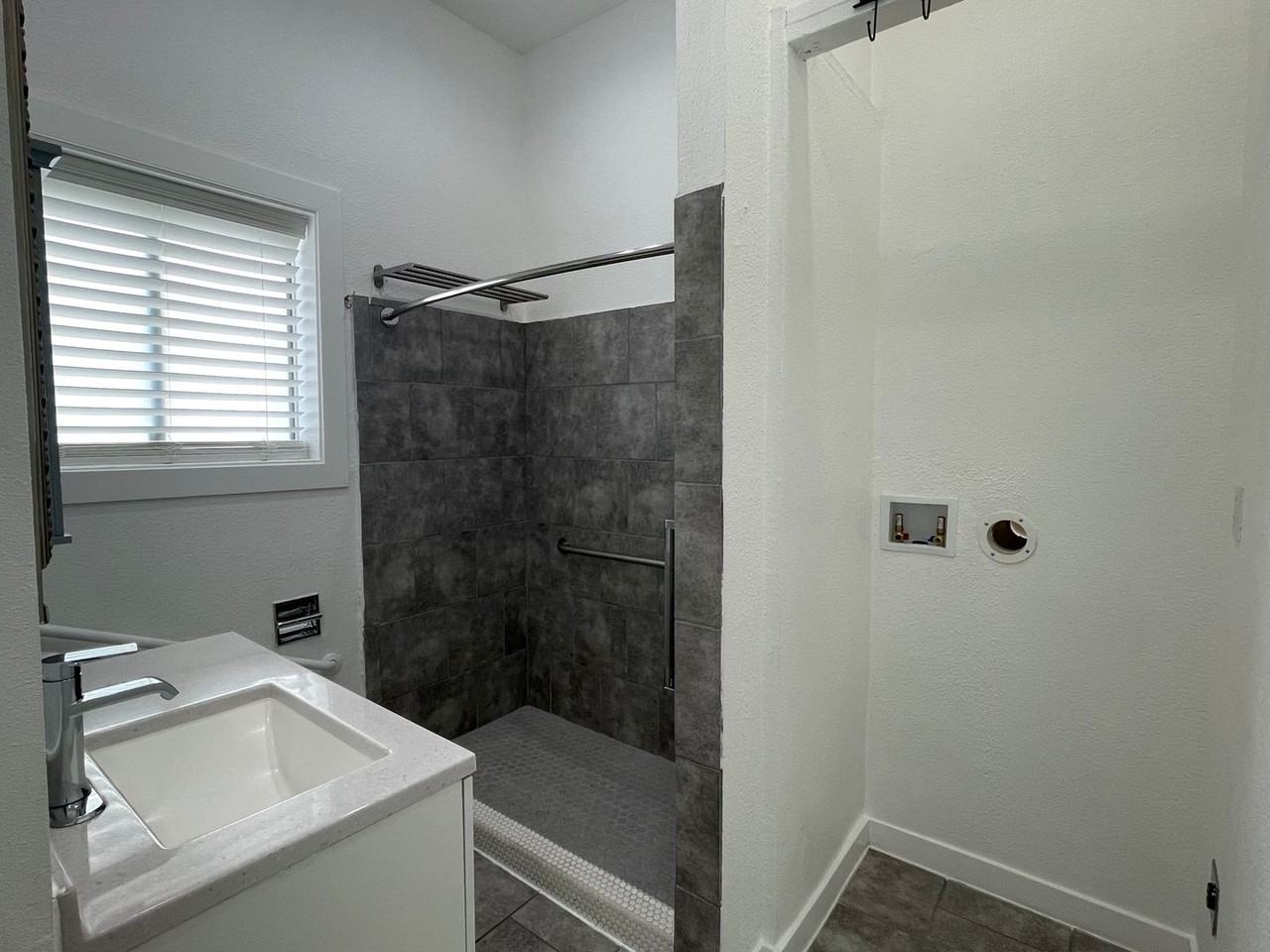 312 S Kellogg St #B - Photo 5 of 10