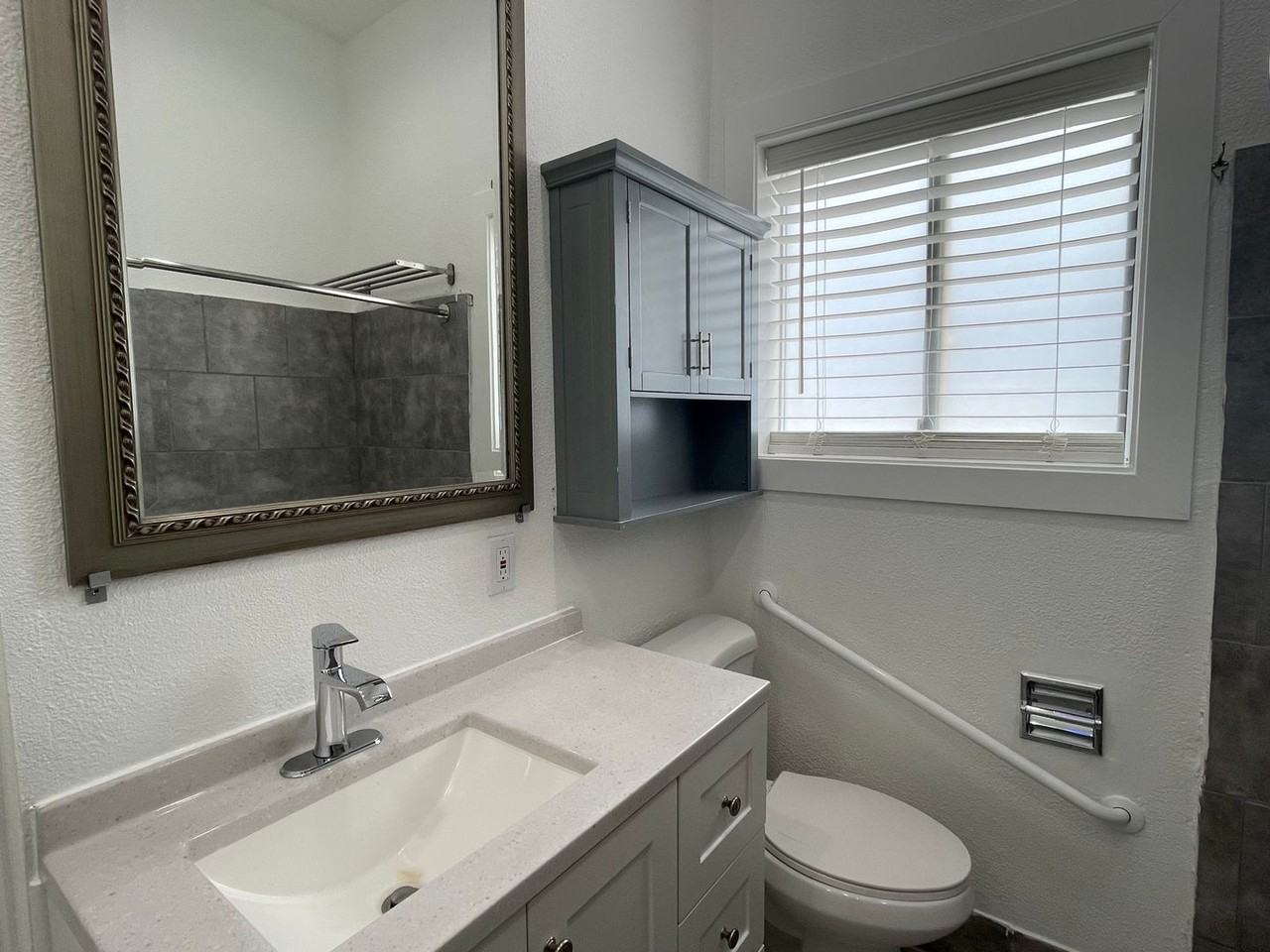 312 S Kellogg St #B - Photo 4 of 10