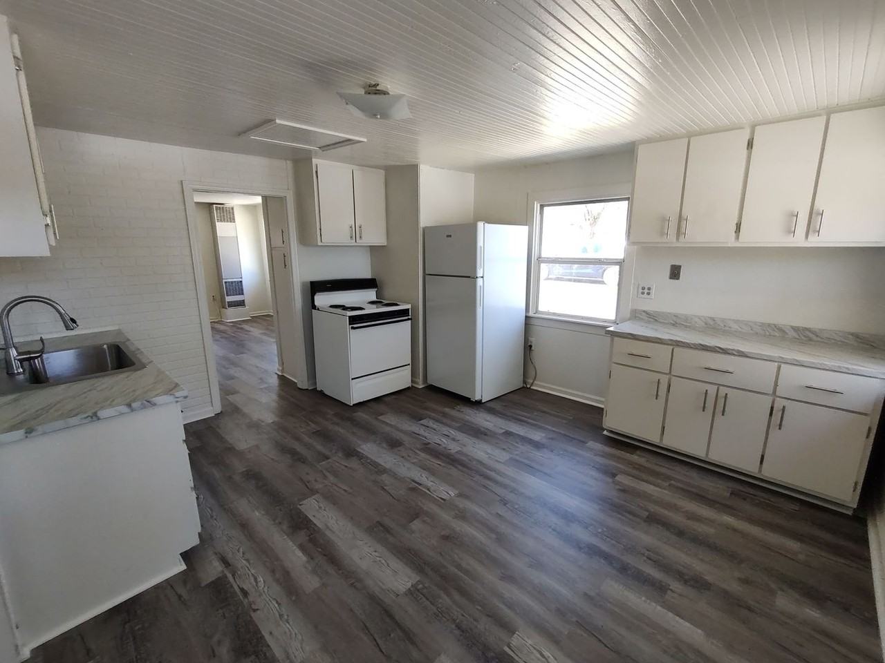 356 Division St - Photo 4 of 8