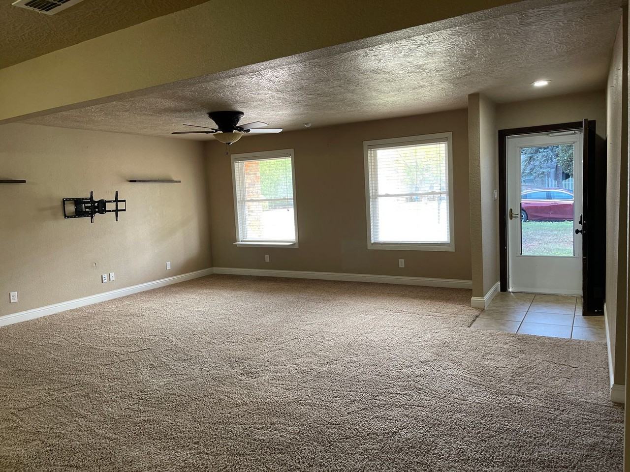 1915 Miller St - Photo 5 of 30