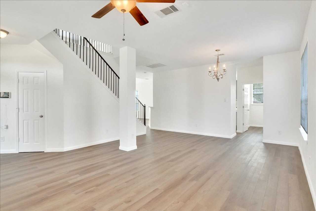 1402 Grafton Ln - Photo 4 of 21