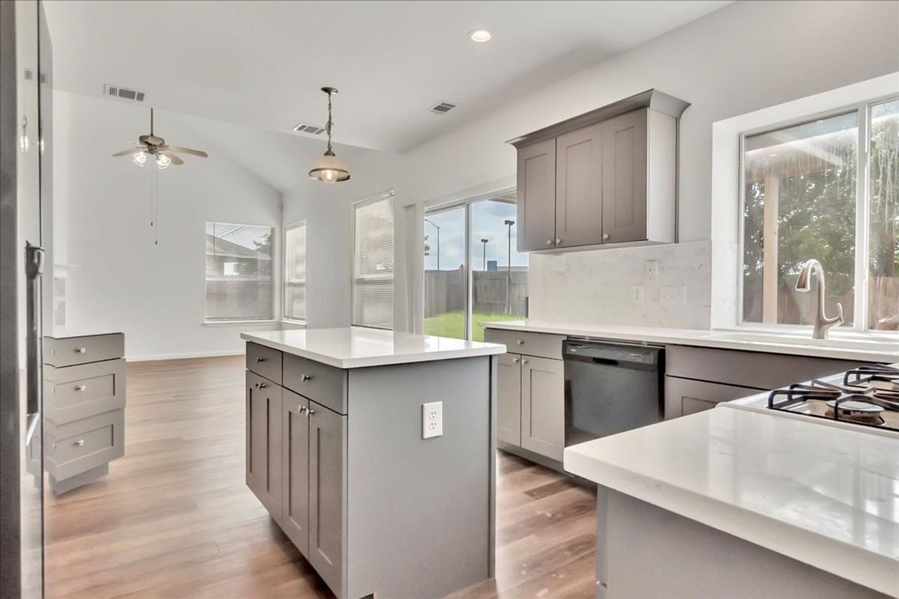 1402 Grafton Ln - Photo 6 of 21