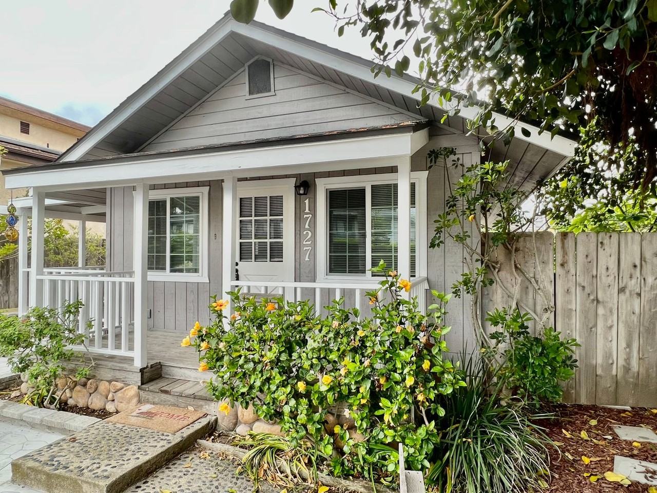 1727 Cable St - Photo 2 of 14