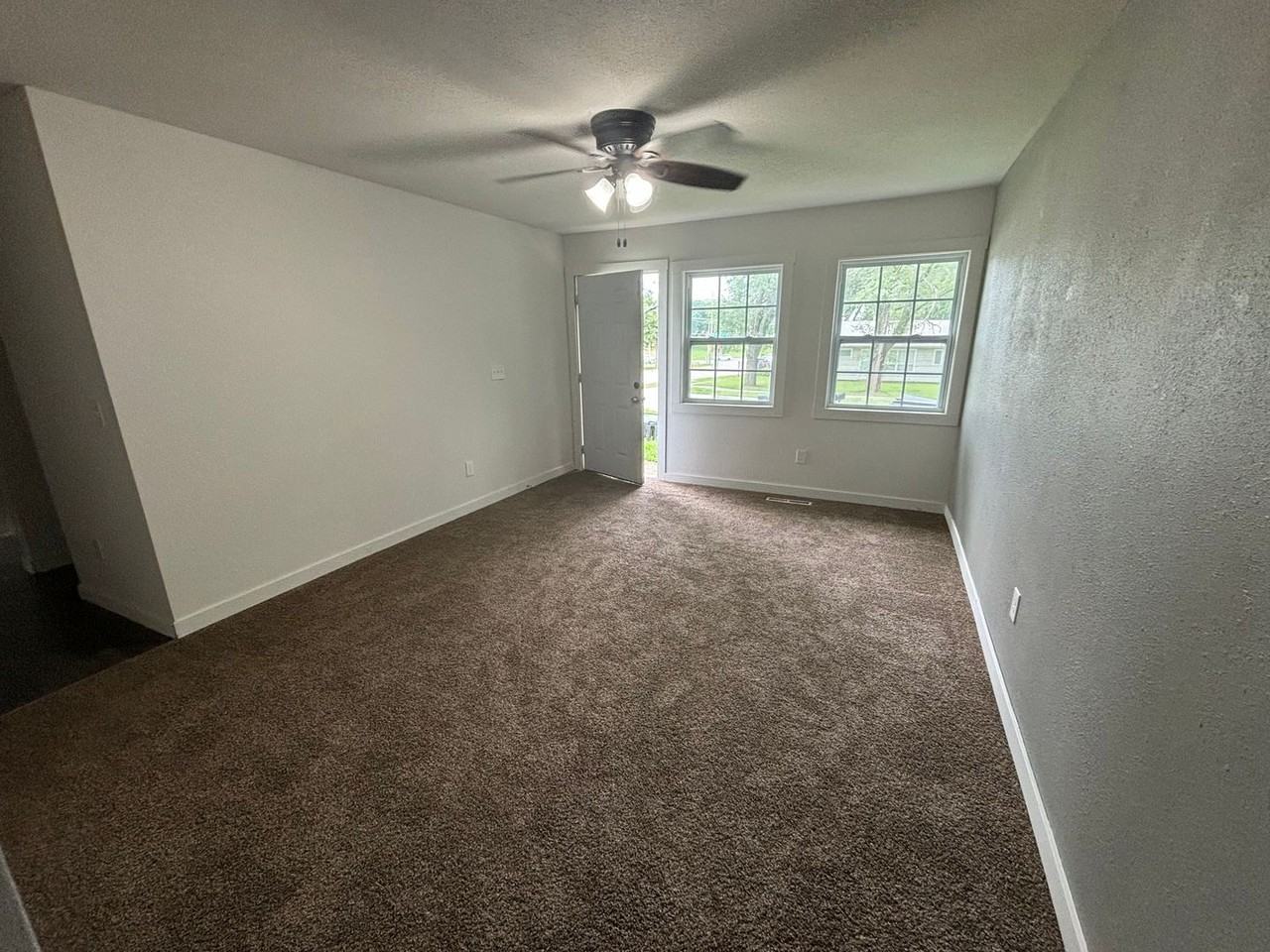 544 Se Colfax Pl - Photo 2 of 9