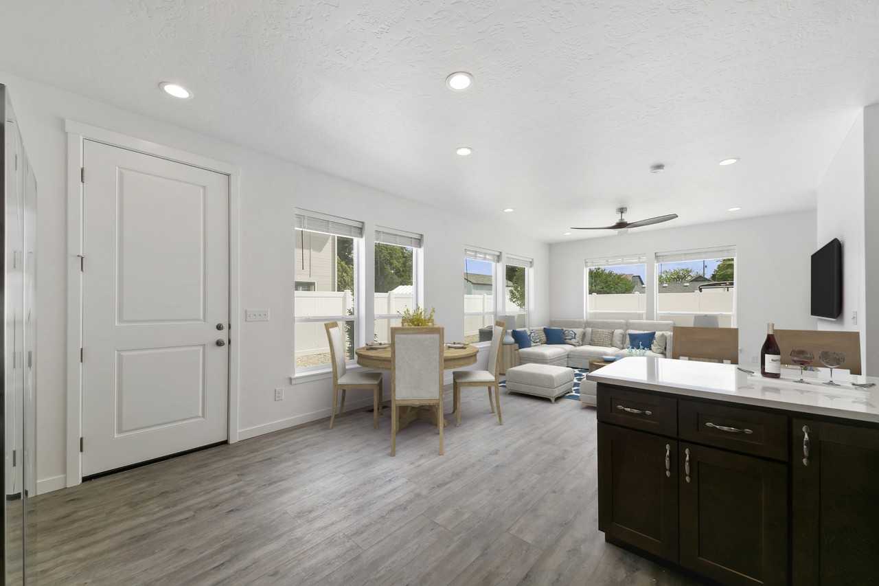 1326 N Meridian Rd - Photo 4 of 32