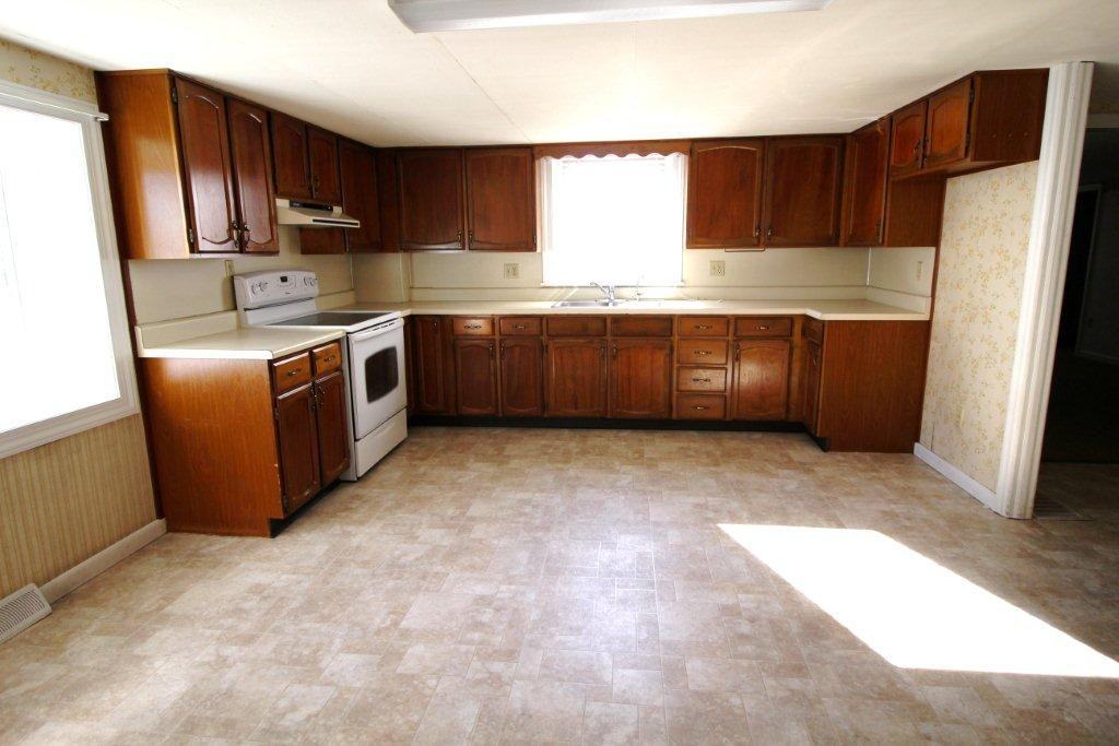 1040 Reading Rd - Photo 2 of 18